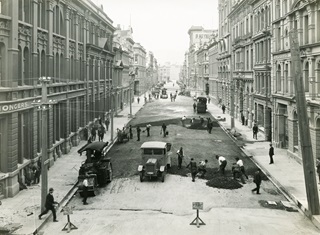 A black and white photo of people asphalting Victoria Street in the 1930s.