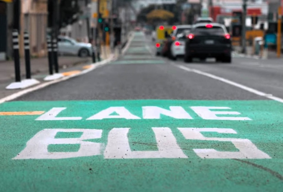 Green marking with bus lane in Newtown