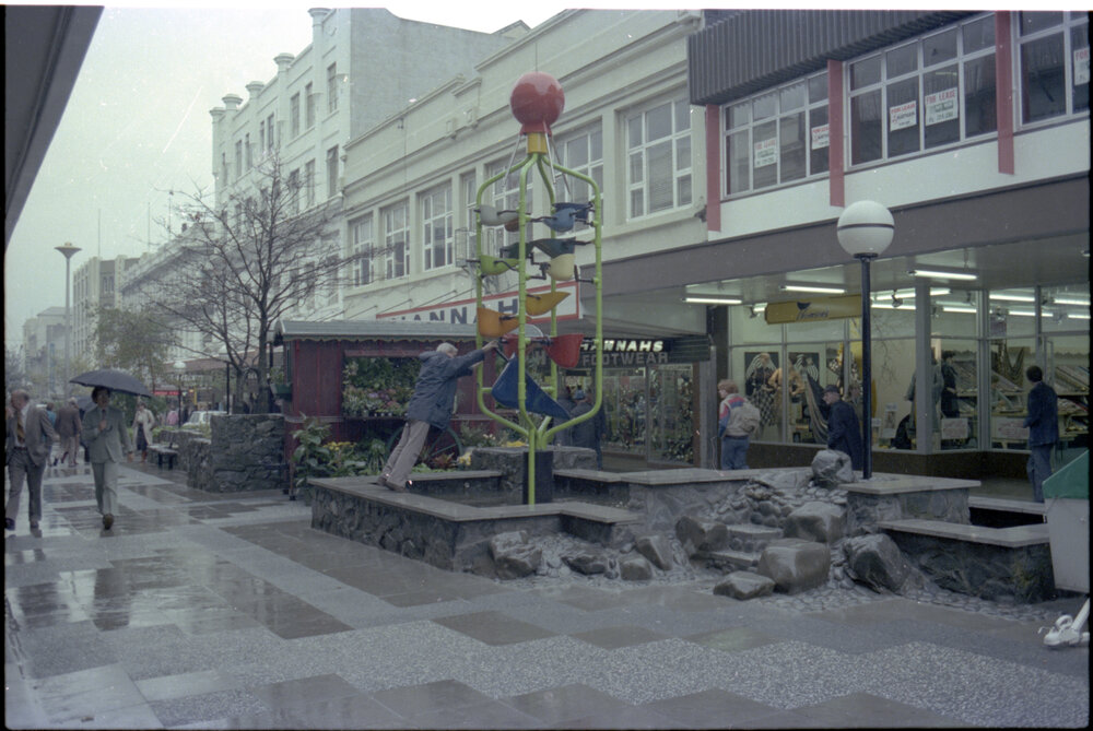 Image of Cuba Mall (bucket fountain) on opening day