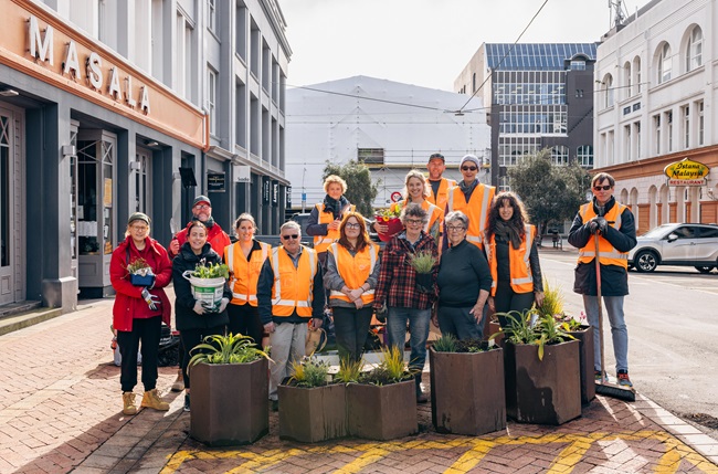 Group image of the planter volunteers