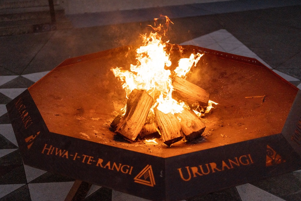 Te Umu Kohukohu whetū fire for warmth and to signify remembrance.