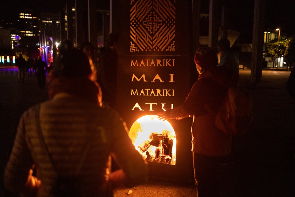 Pou Ahi fire pillar by David Hakaraia.
