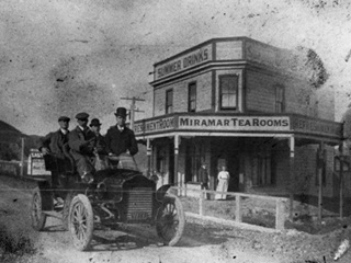 Group in car, alongside the Miramar Tea Rooms circa 1910
