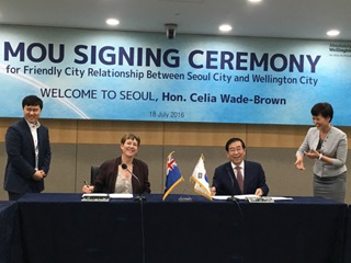 Mayor Celia Wade-Brown signing the Seoul Memorandum of Understanding.