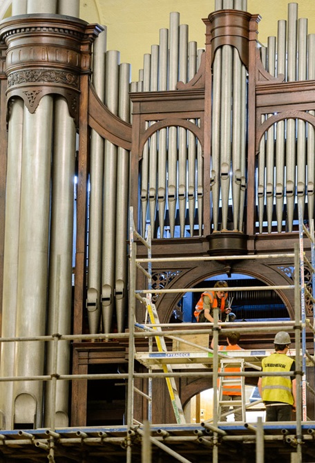 Installing the scaffolding to remove the organ pipes.