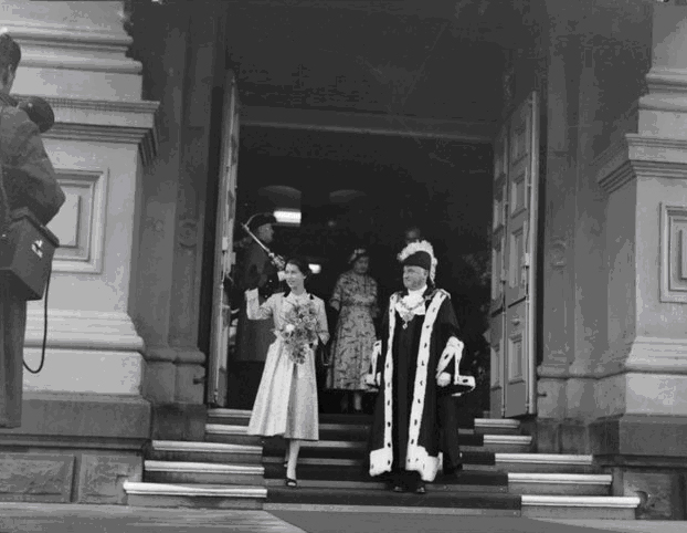 Queen Elizabeth II with Mayor Robert Macalister on the Town Hall steps during her 1953-1954 tour.