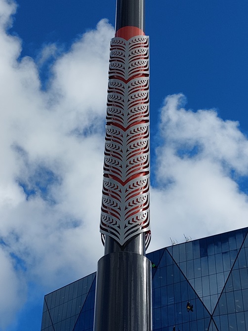 Pole with Māori motif designed by Len Hetet.