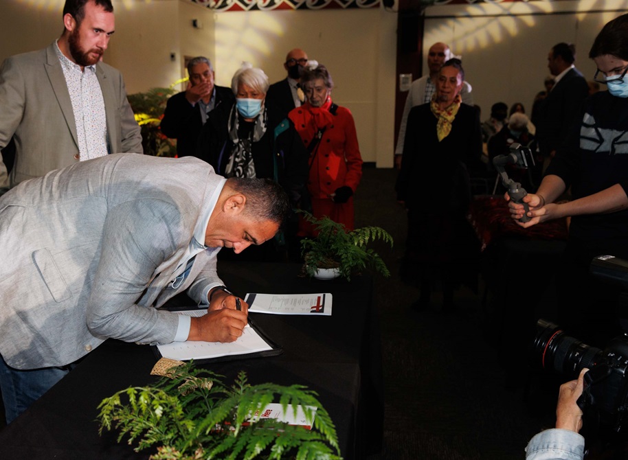 Kura Moehu, Chair of Te Rununganui o Te Āti Awa, signs Tākai Here agreement.