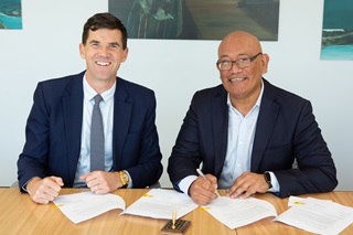 Mayor Justin Lester and Te Taura Whiri CEO Ngahiwi Apanui sign the agreement