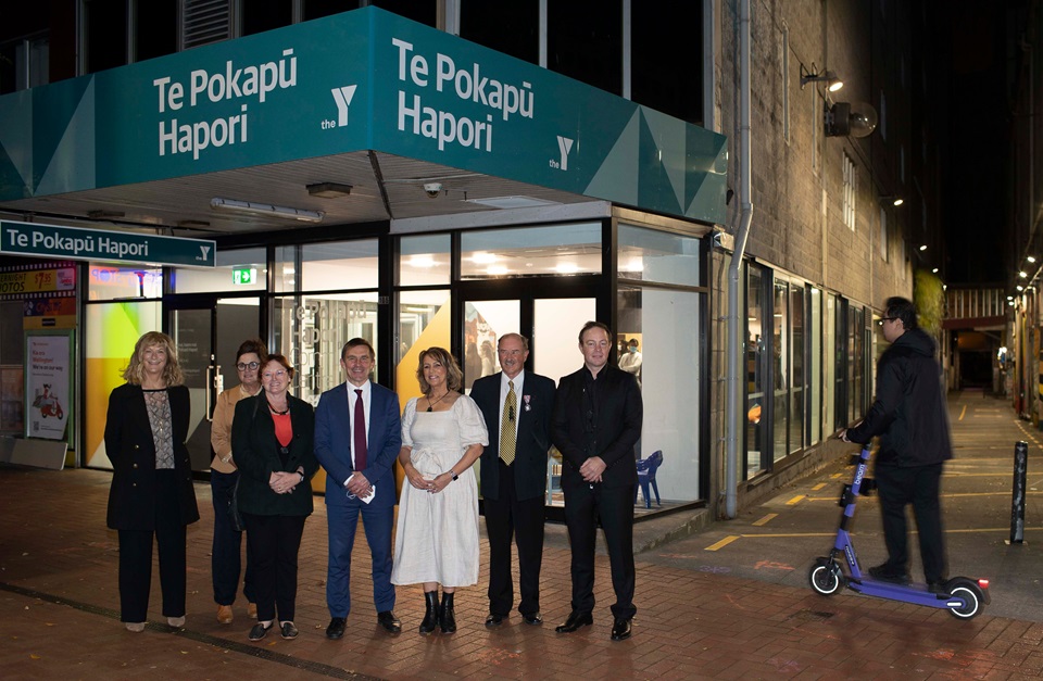 Te Pokapū Hapori exterior with Mayor, CEO, staff and Councillors