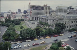 Archive image of the beehive in 1983 with cars parked on the road.