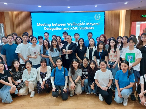 Mayor Tory Whanau with students in Xiamen.