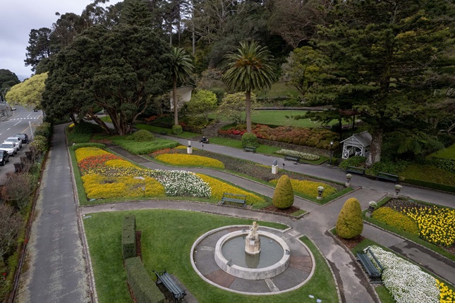 View of the gardens at the Wellington Botanic Garden ki paekākā.