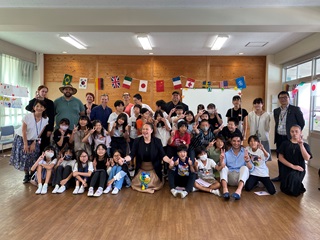 Mayoral visit to a school in Japan.