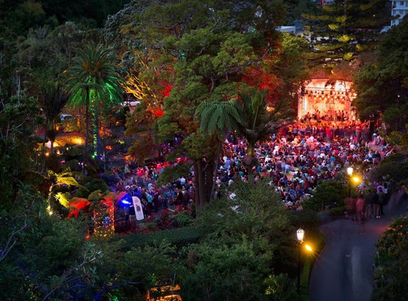 Crowd at evening concert at the Soundshell in the Botanic Garden.